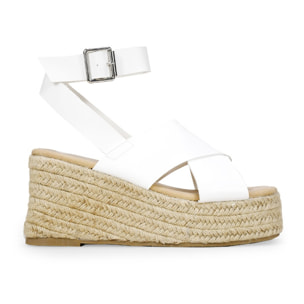 Sandalias blancas con plataforma esparto