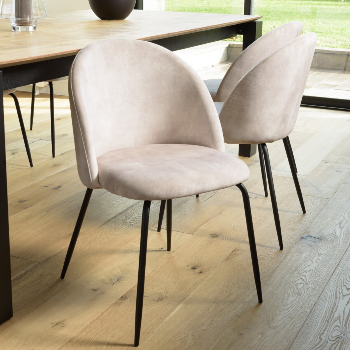TOM - Lot de 2 chaises velours beige dossier arrondi pieds acier noir