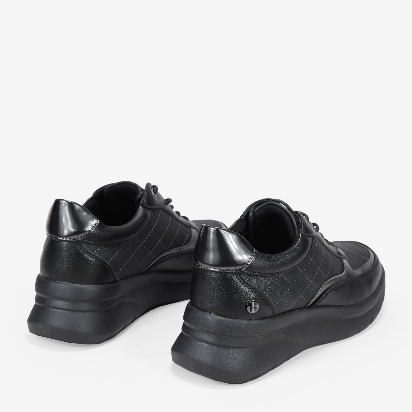 Zapatillas negras de cuña con cordones