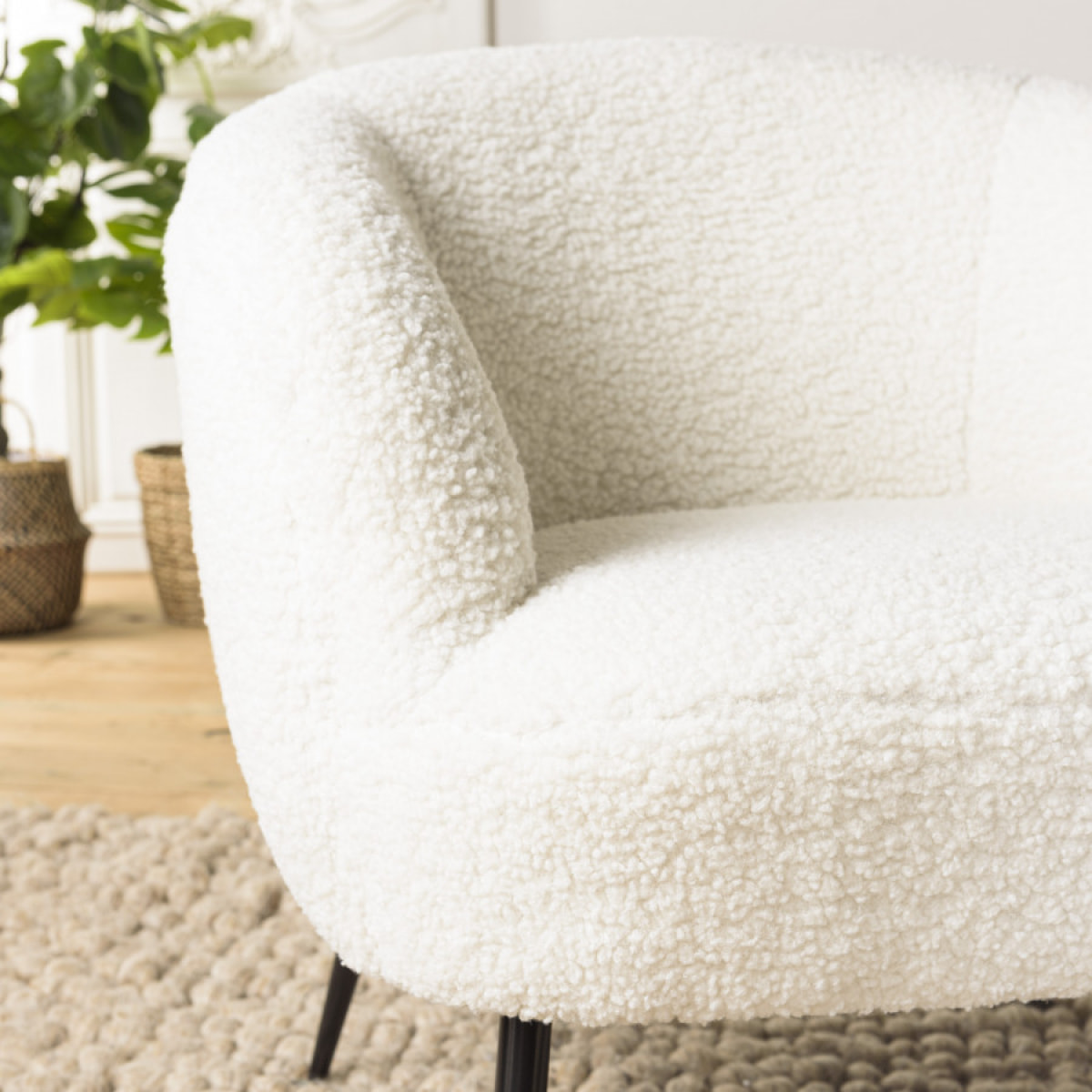 ALBANE - Fauteuil cosy tissu bouclette blanc pieds métal noir