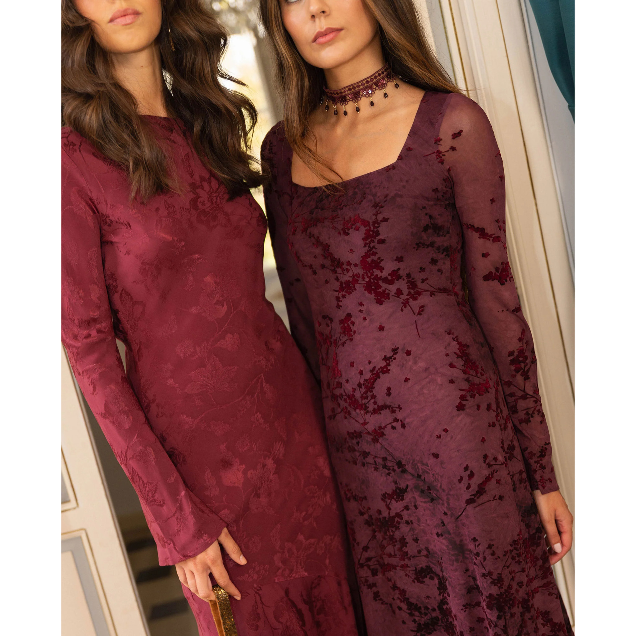 Vestido largo flocado granate con escote cuadrado de mujer