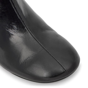 Botín de tacón Alegra en charol con cierre elástico y tacón kitten