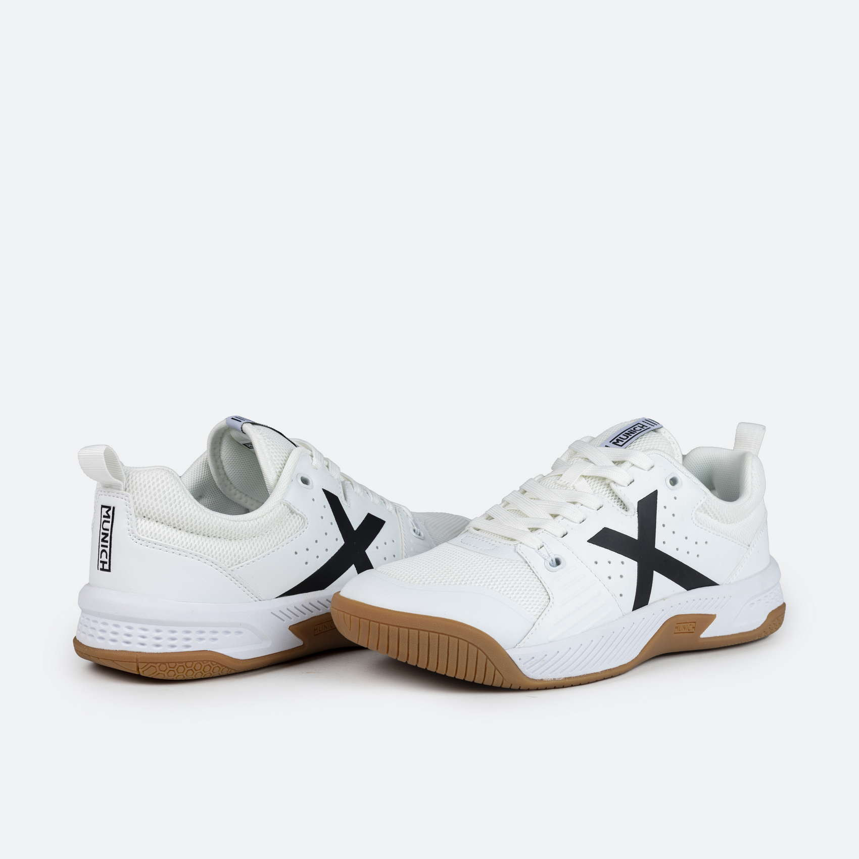MUNICH PISTA 01 Zapatillas fútbol sala de diseño técnico blanco y negro