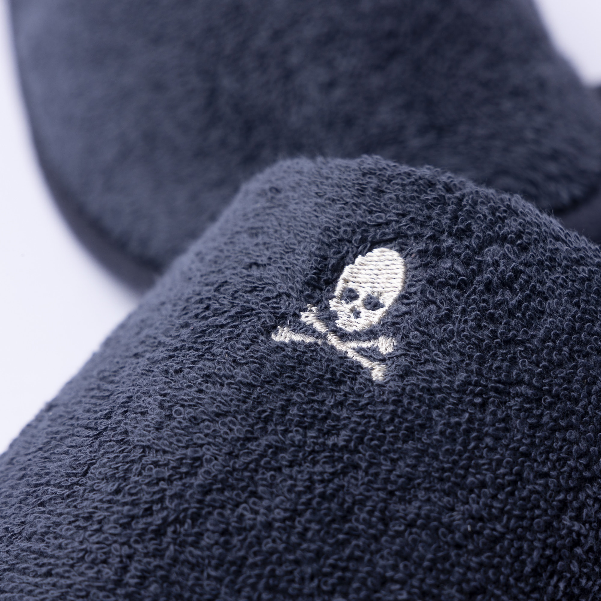 Scalpers zapatilla lisa con bordado azul marino