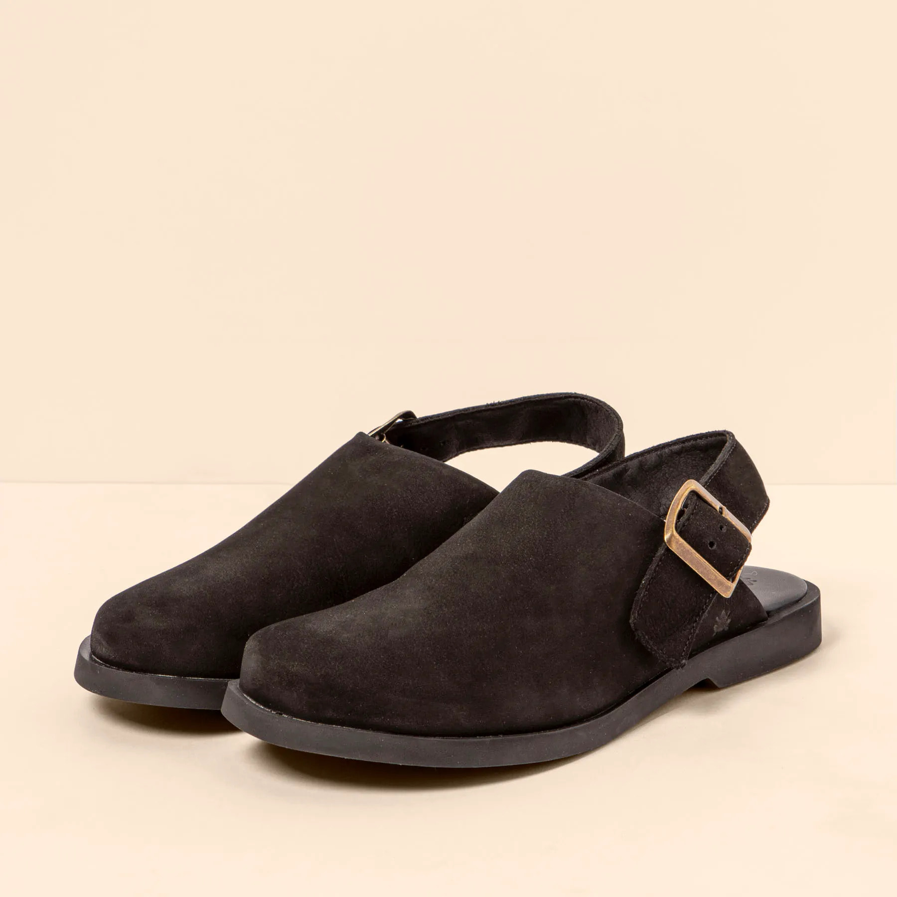 Zapatos N5871 NOBUCK LAVADO BLACK/ ARENISCA color Black