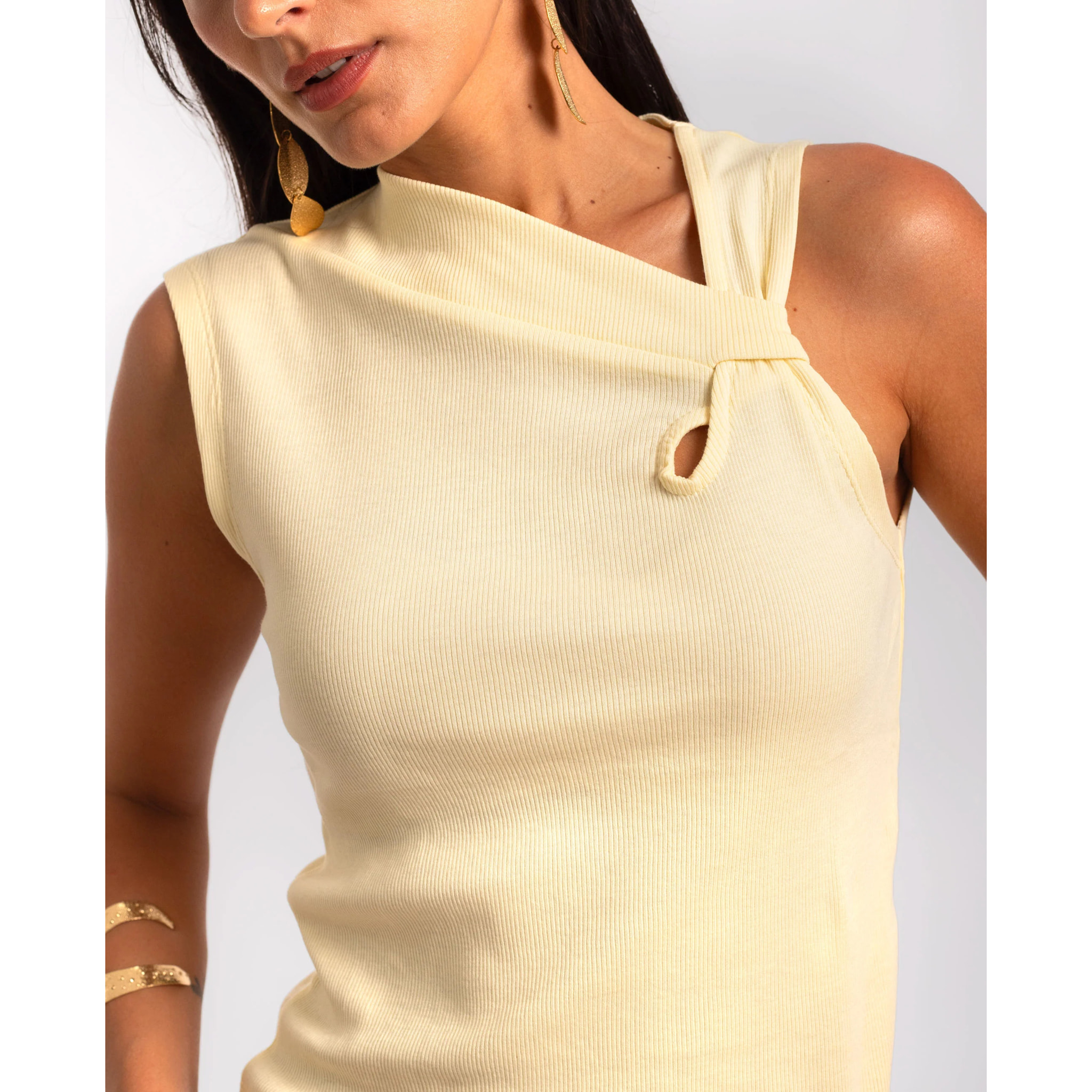 Top de mujer con tirantes asimétricos y nudo