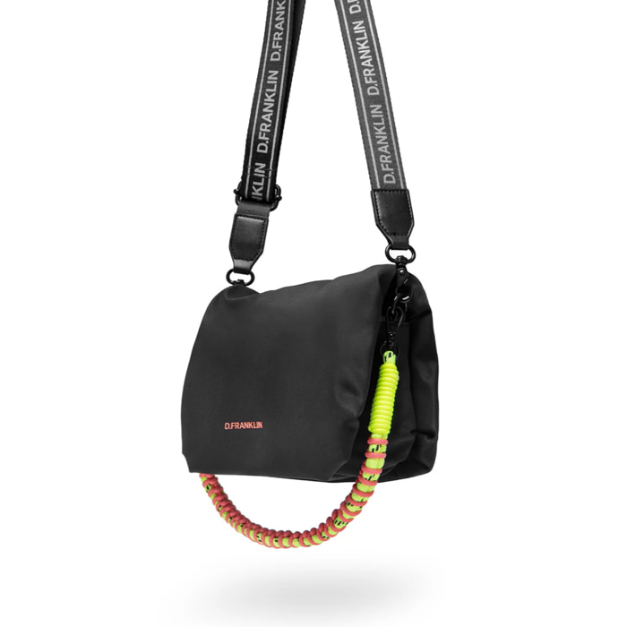 Bolso Bandolera Bomb Flap Crossbody Bag en Negro D.Franklin