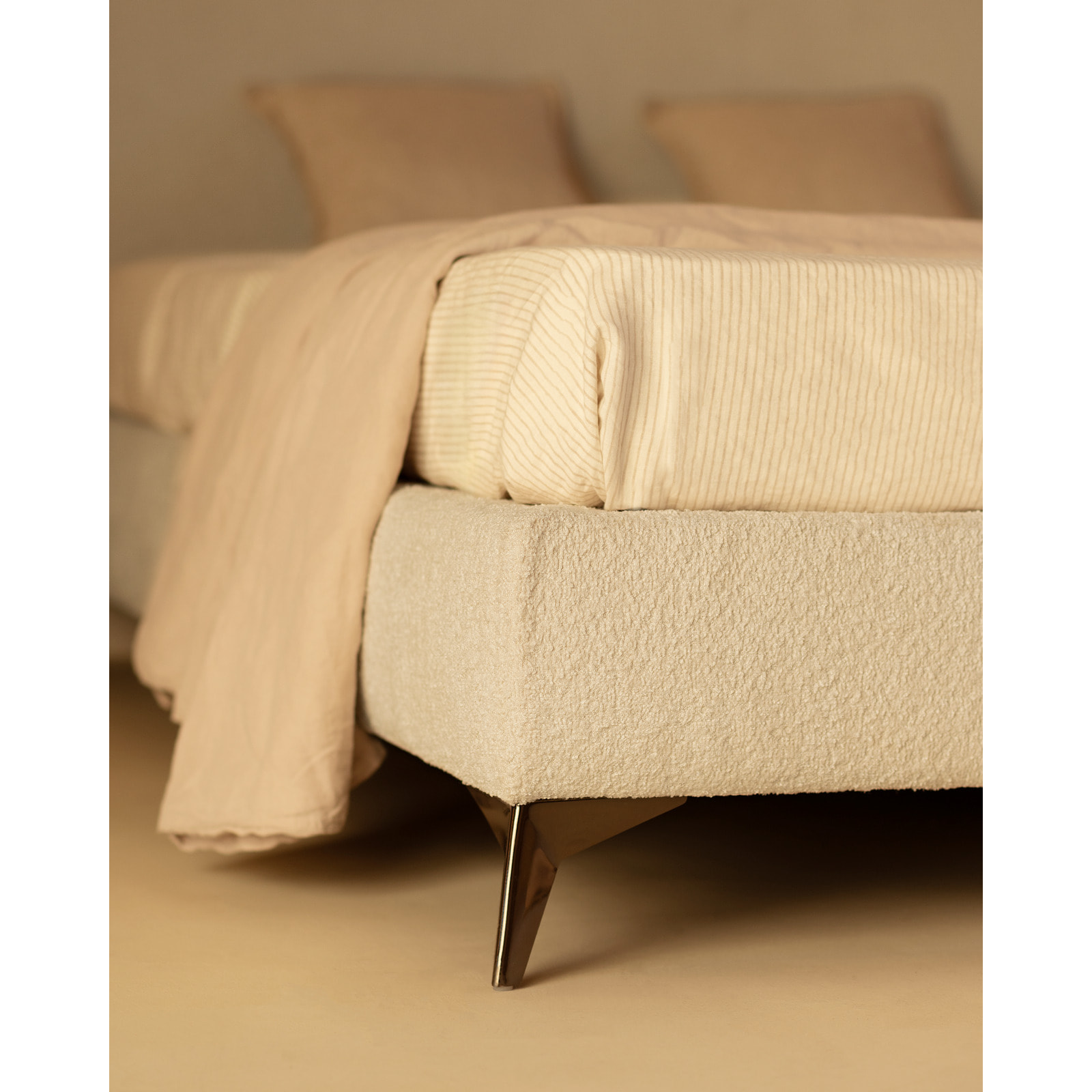 Lit rembourré en boculé gris clair pour les matelas en différentes tailles
