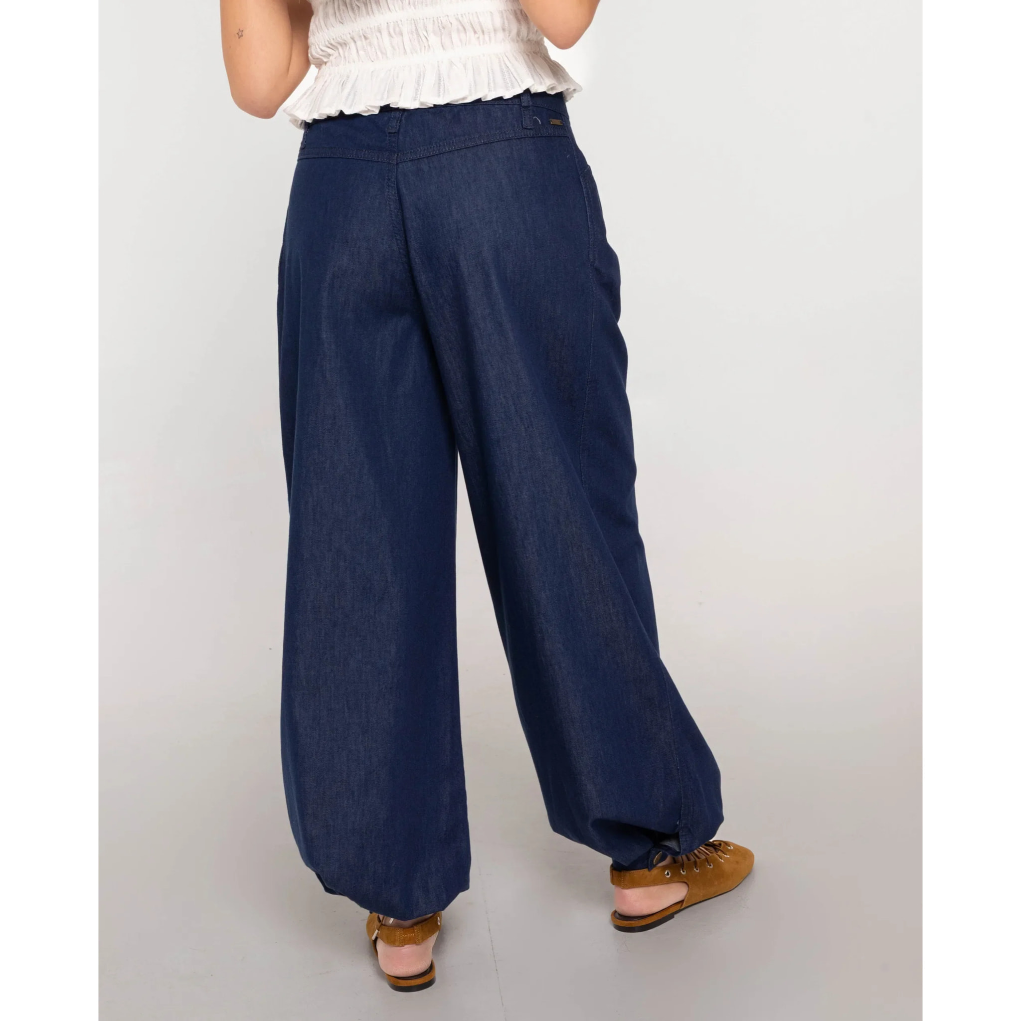 Pantalón vaquero ancho con bajo abullonado de mujer
