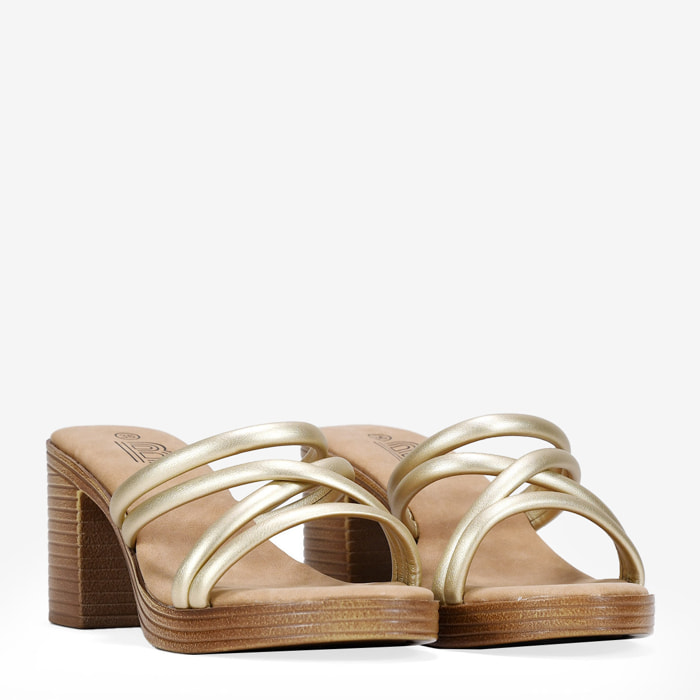 Sandalias doradas con tacón efecto madera