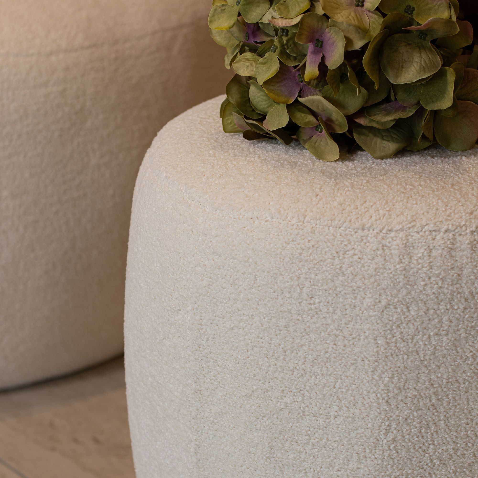 Pouf en tissu bouclette beige et structure en bois  MALO