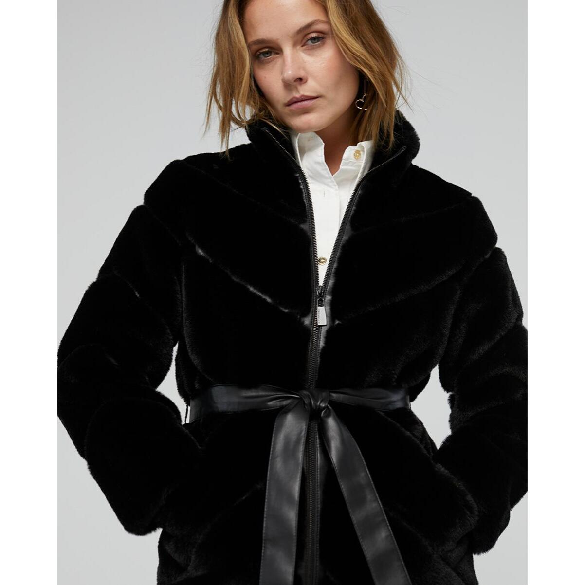 Cappotto di pelliccia di lunghezza media con tagli a spina di pesce