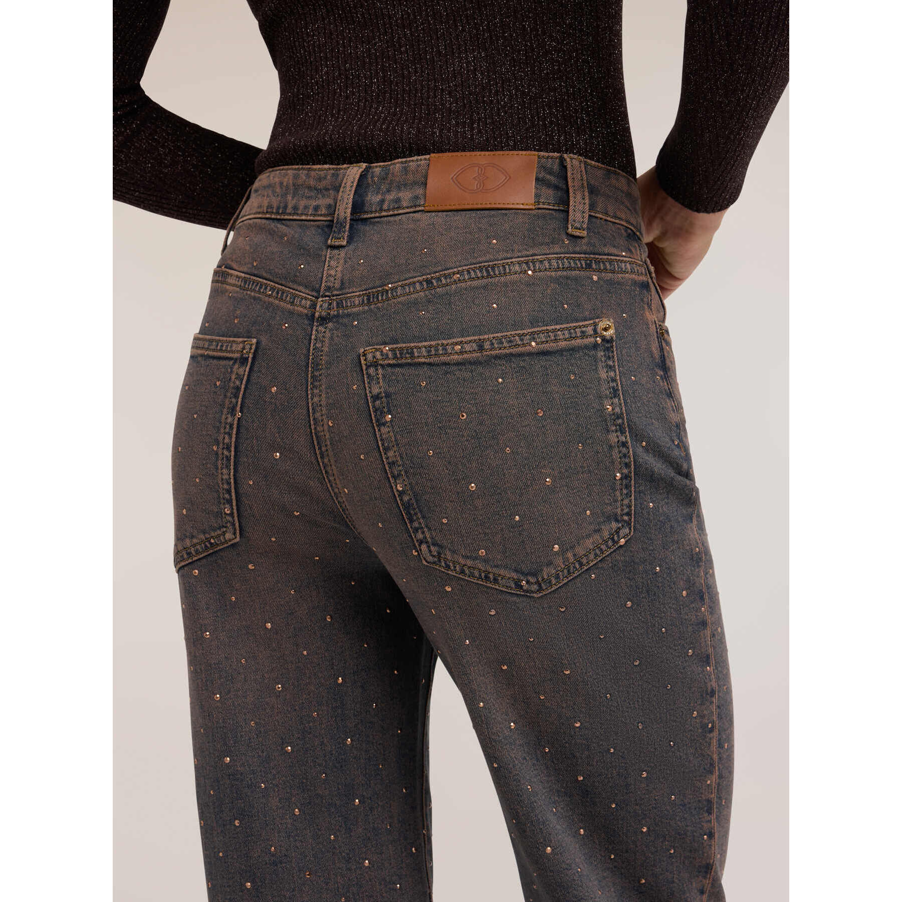 Motivi - Jeans wide fit con applicazioni di strass - Marrone