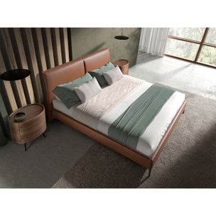 Cama de matrimonio con cabecero y estructura en polipiel marrón y patas de acero inoxidable en epoxi negro 205x212x110cm