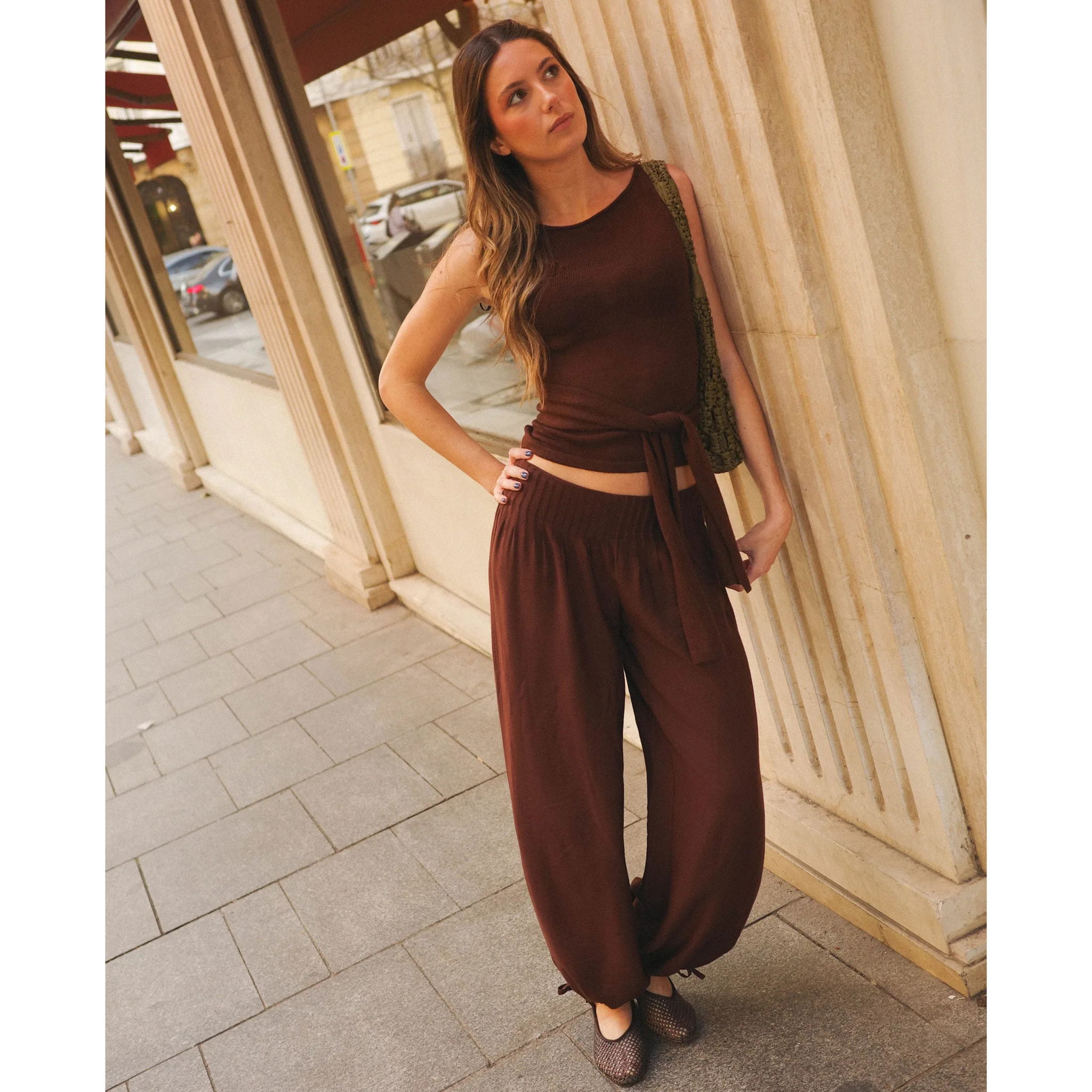 Pantalón ancho largo fluido con jaretas de mujer