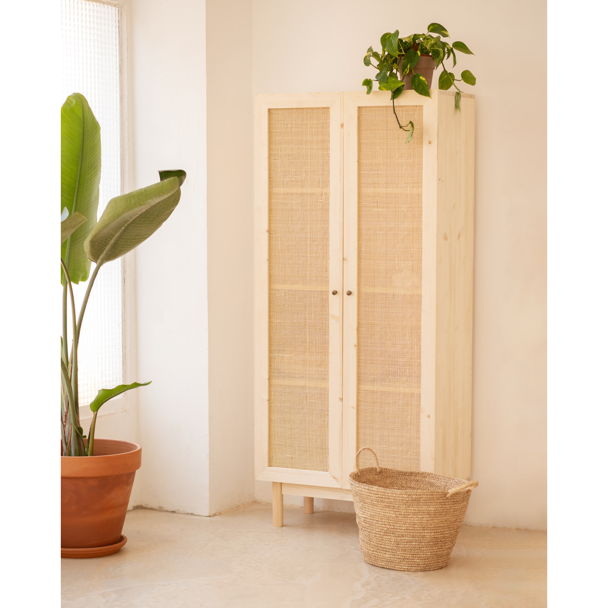 Armoire en bois de sapin et tressage de rotin 180x80cm Hauteur: 180 Longueur: 80 Largeur: 40