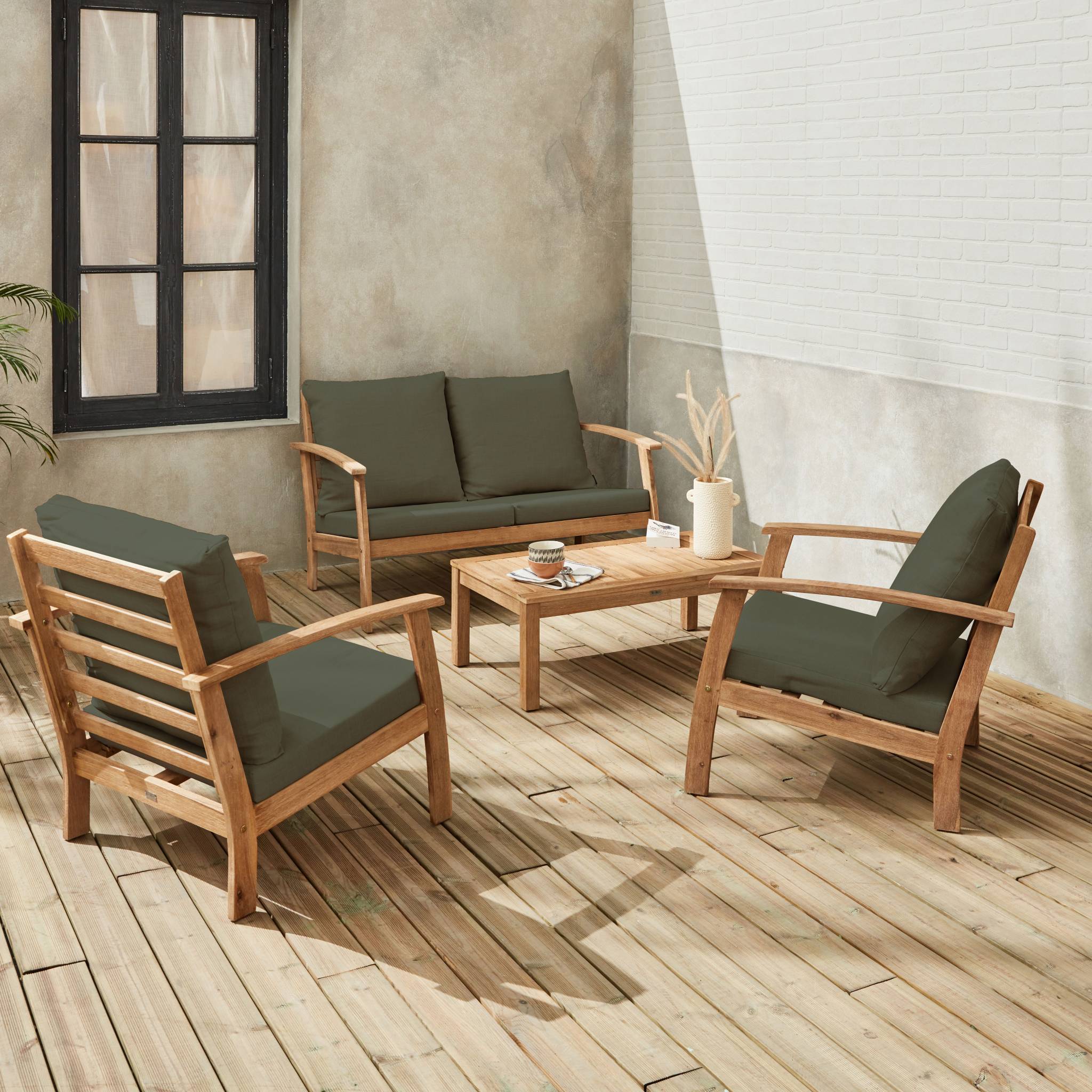 Salon de jardin en bois 4 places Coussins kaki. canapé. fauteuils et table basse en acacia. design