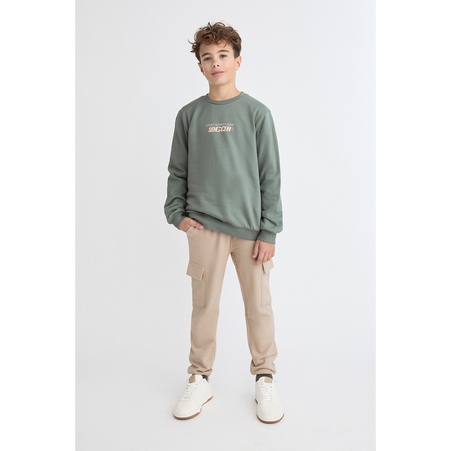Conjunto niño sudadera verde y beige y pantalón jogger cargo, estampado Soccer y bolsillos laterales | Color: Verde pardo | Street Monkey