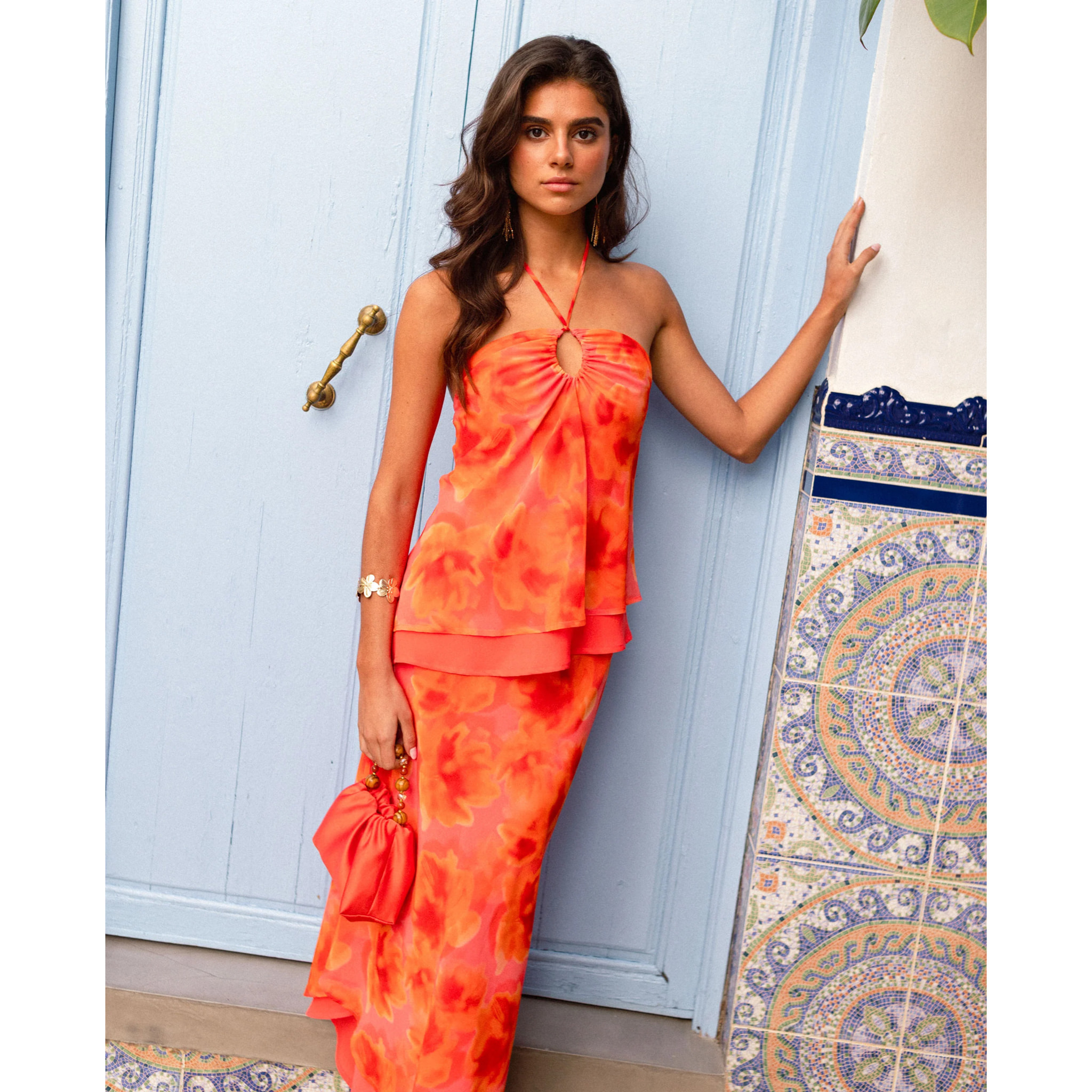 Blusa de mujer con cuello halter y lazada.