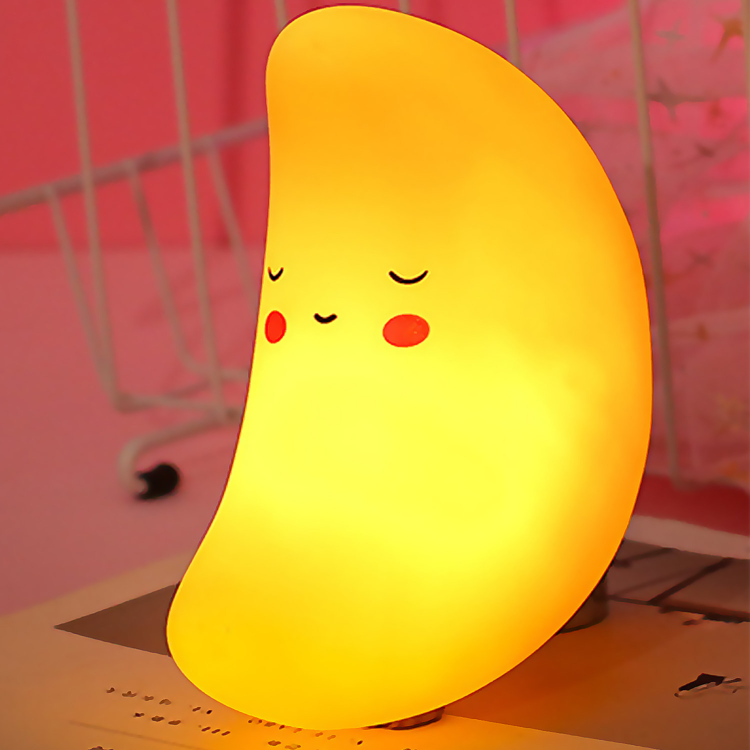 Luz led infantil nocturna, de goma blandito. Estrujar para encender. Diseño Luna.