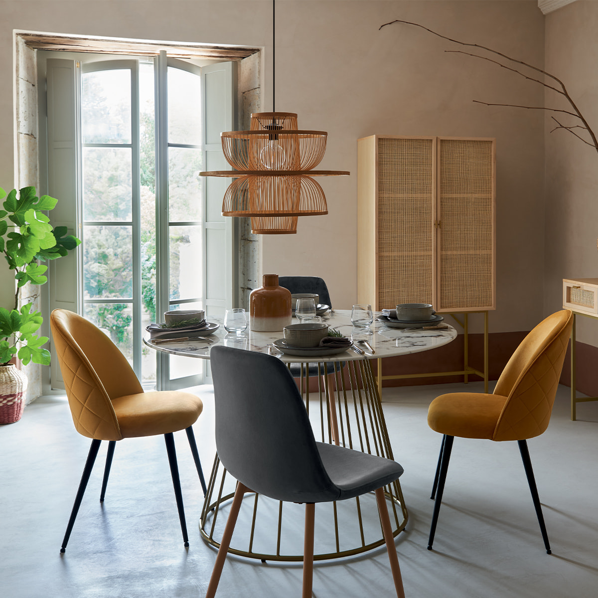 Chaise "Slano" - jaune ocre - velours - pieds métal noir