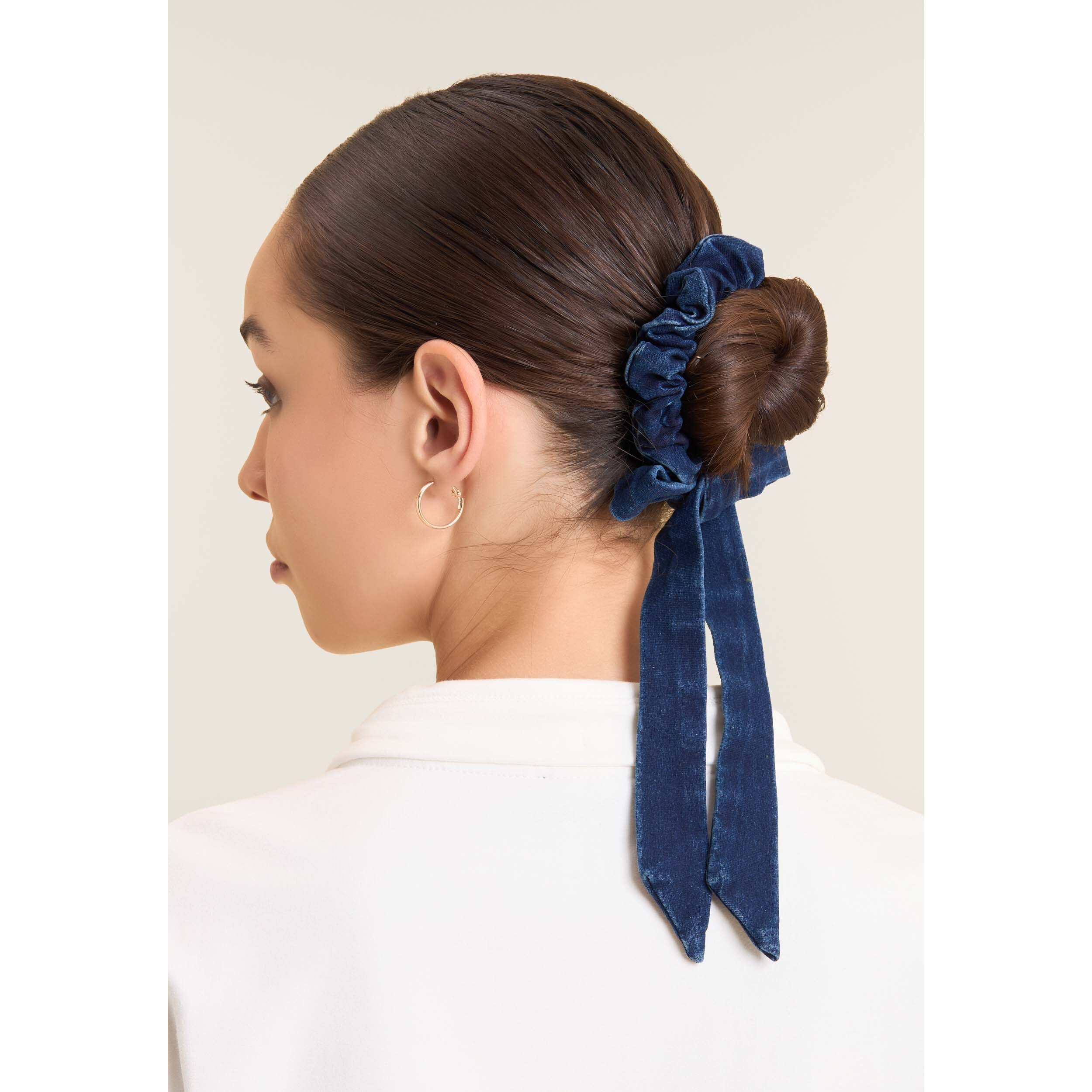 Elastico scrunchie in denim con fiocco e logo FREDDY
