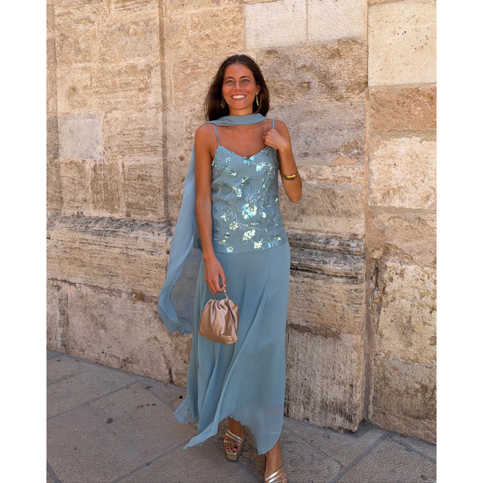 Vestido midi con cuerpo de bordados y gasa