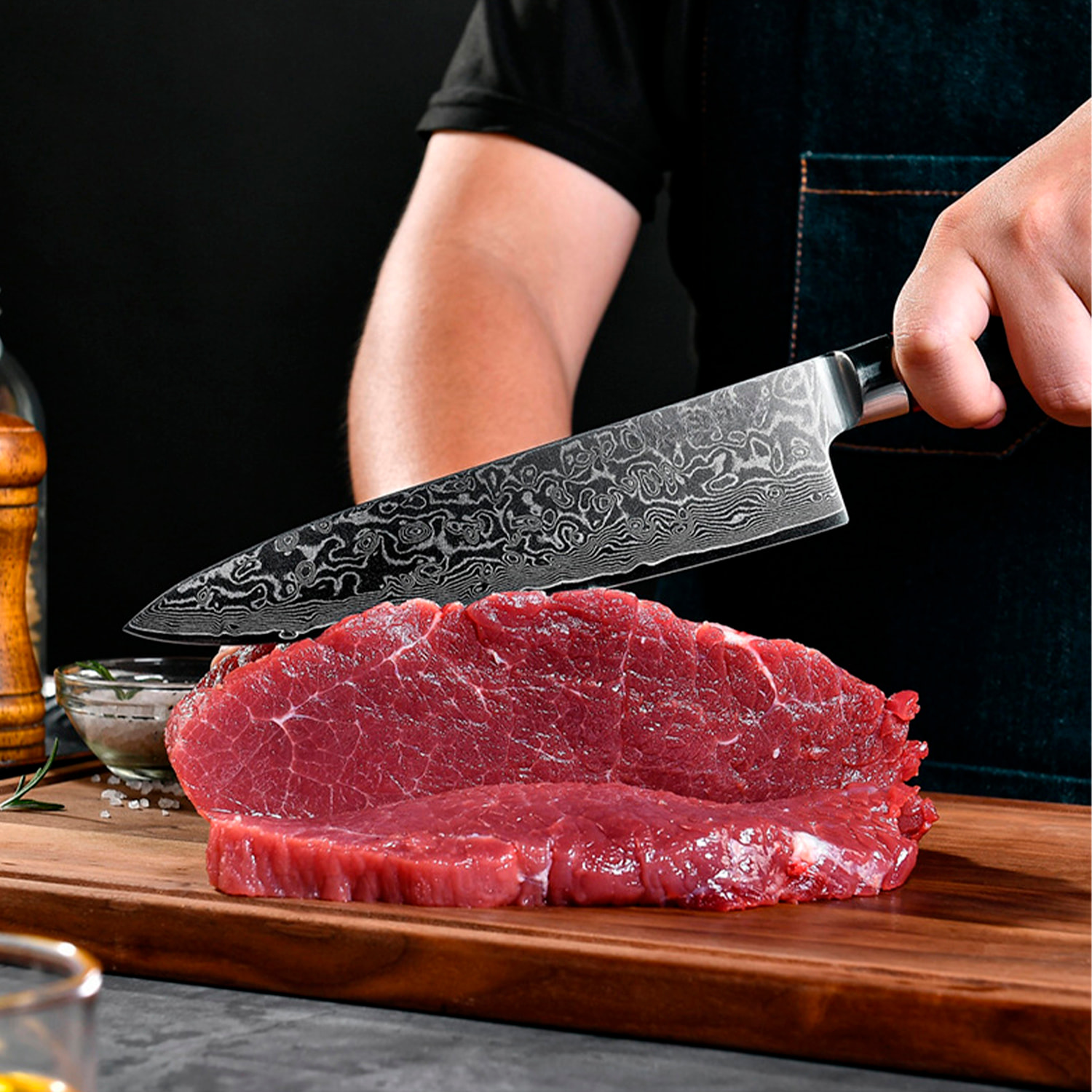 Set de cuchillos de cocina 8 en 1 estilo Damasco con diseño elegante y mango de madera negra con extremos de acero.