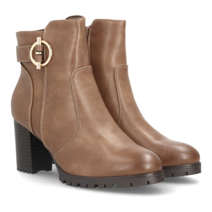 Botines de tacón con hebilla decorativa para mujer.