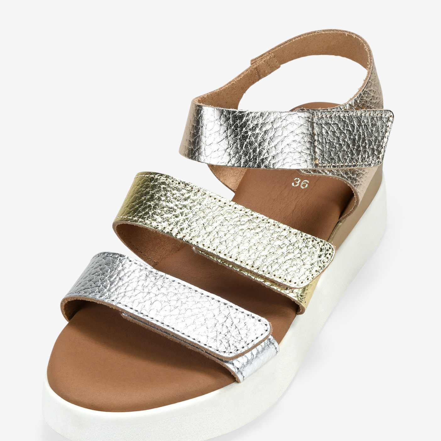 Sandalias metalizadas en piel con cuña