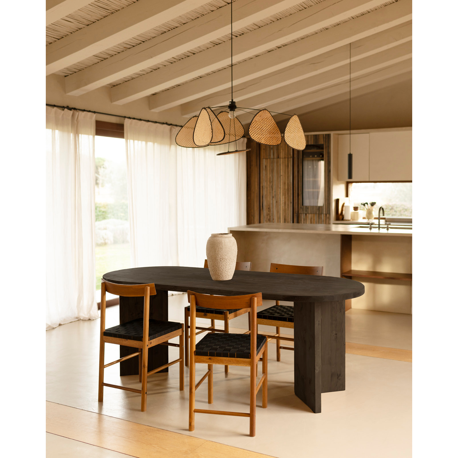 Table à manger en bois massif ton noir en différentes tailles
