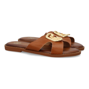 Sandalia plana de mujer, comodas y elegantes, diseño moderno con tiras cruzadas y adorno en la pala.