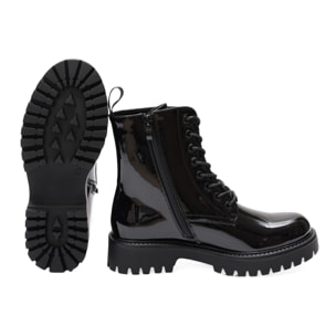 Anfibi in simil pelle verniciata con stringhe