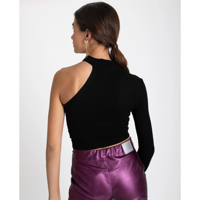 Top de mujer asimétrico con cuello alto.