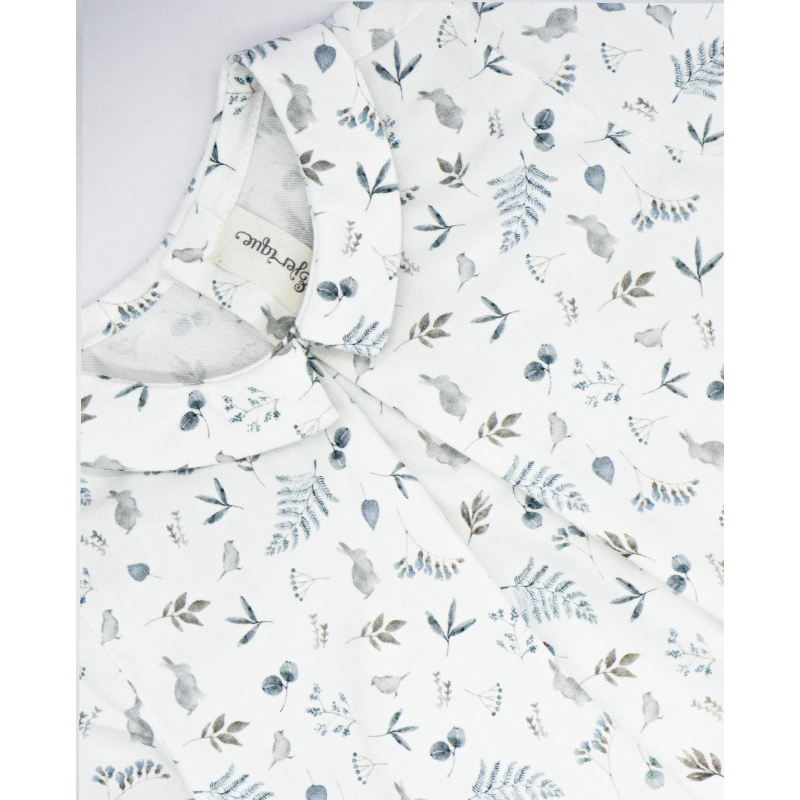 Camisa con cuello pico estampado conejito y pajarito azul y blanca