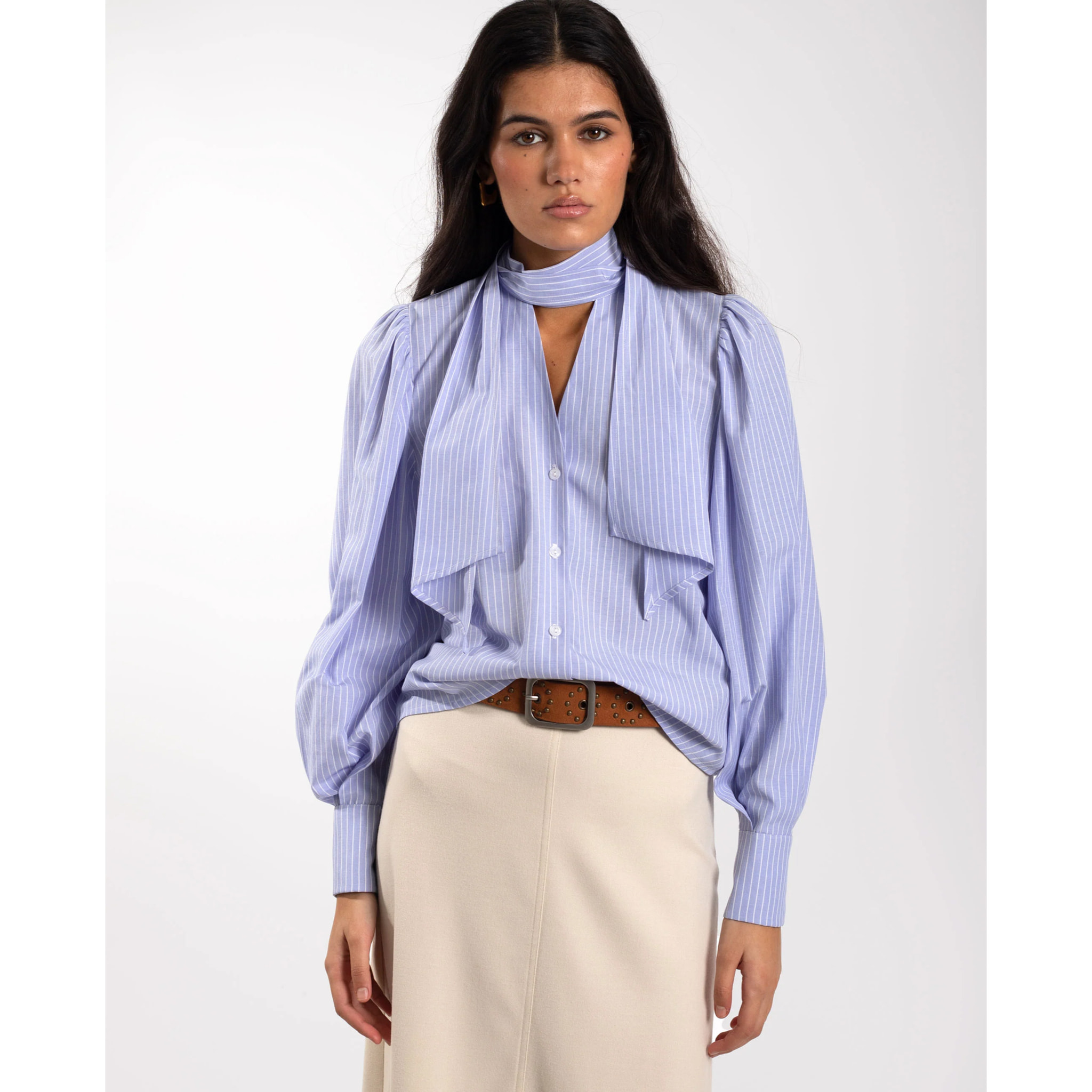 Camisa de mujer con lazada al cuello.