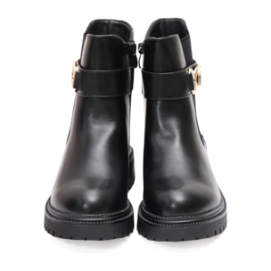 Stivaletto in simil pelle con elastico e fibbia dorata