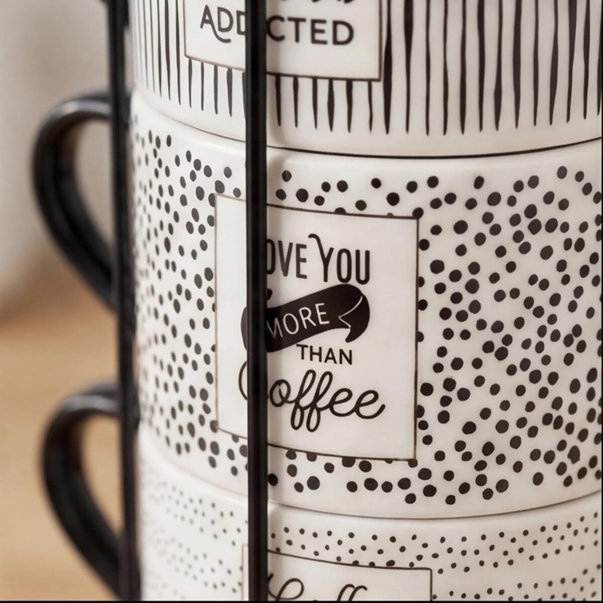 Set 4 Tazze da Caffè con Supporto in metallo, porcellana New Bone China, Manico Ergonomico, Intrecci.