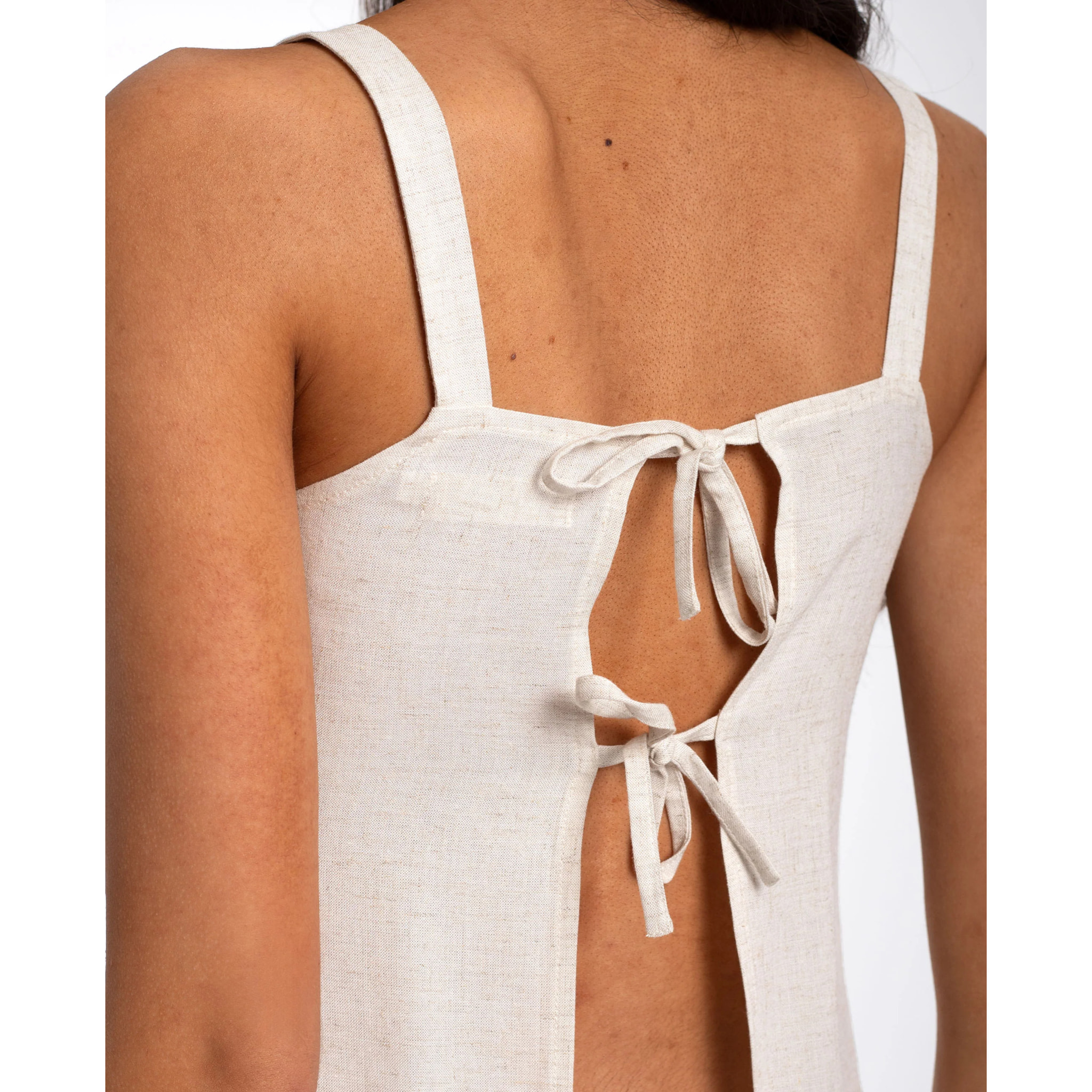 Blusa de mujer de lino con lazos en la espalda
