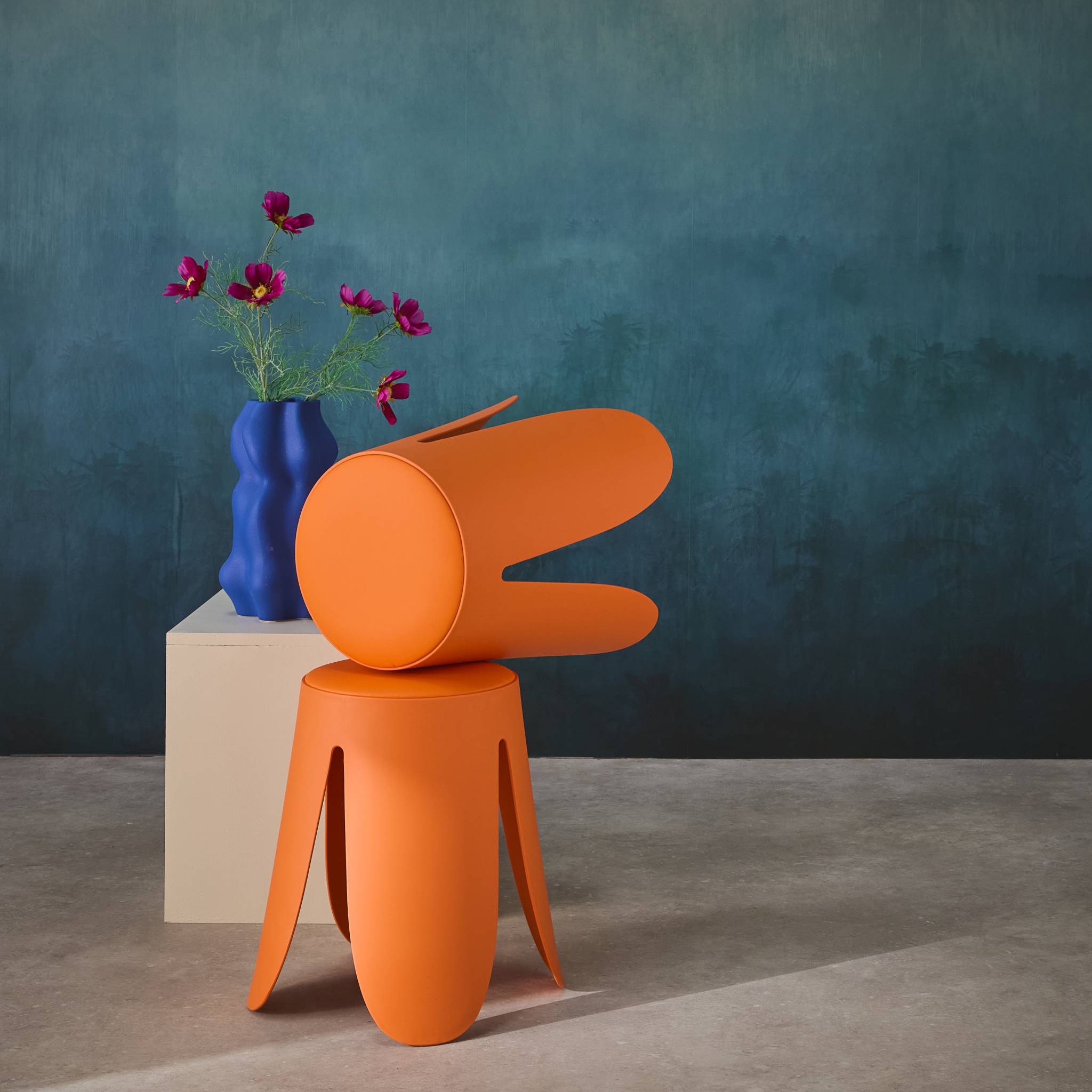 Set de 2 tabourets empilables. simili cuir orange. NIKI. Ø30 / 44 x H46cm