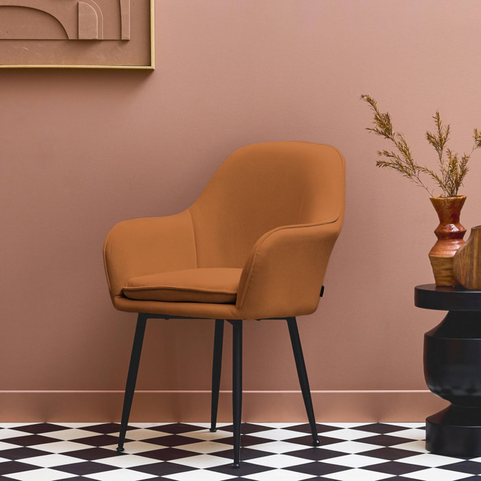 Fauteuil en velours côtelé camel et pieds en métal noir mat. L 57 x P 59 x H 84.5