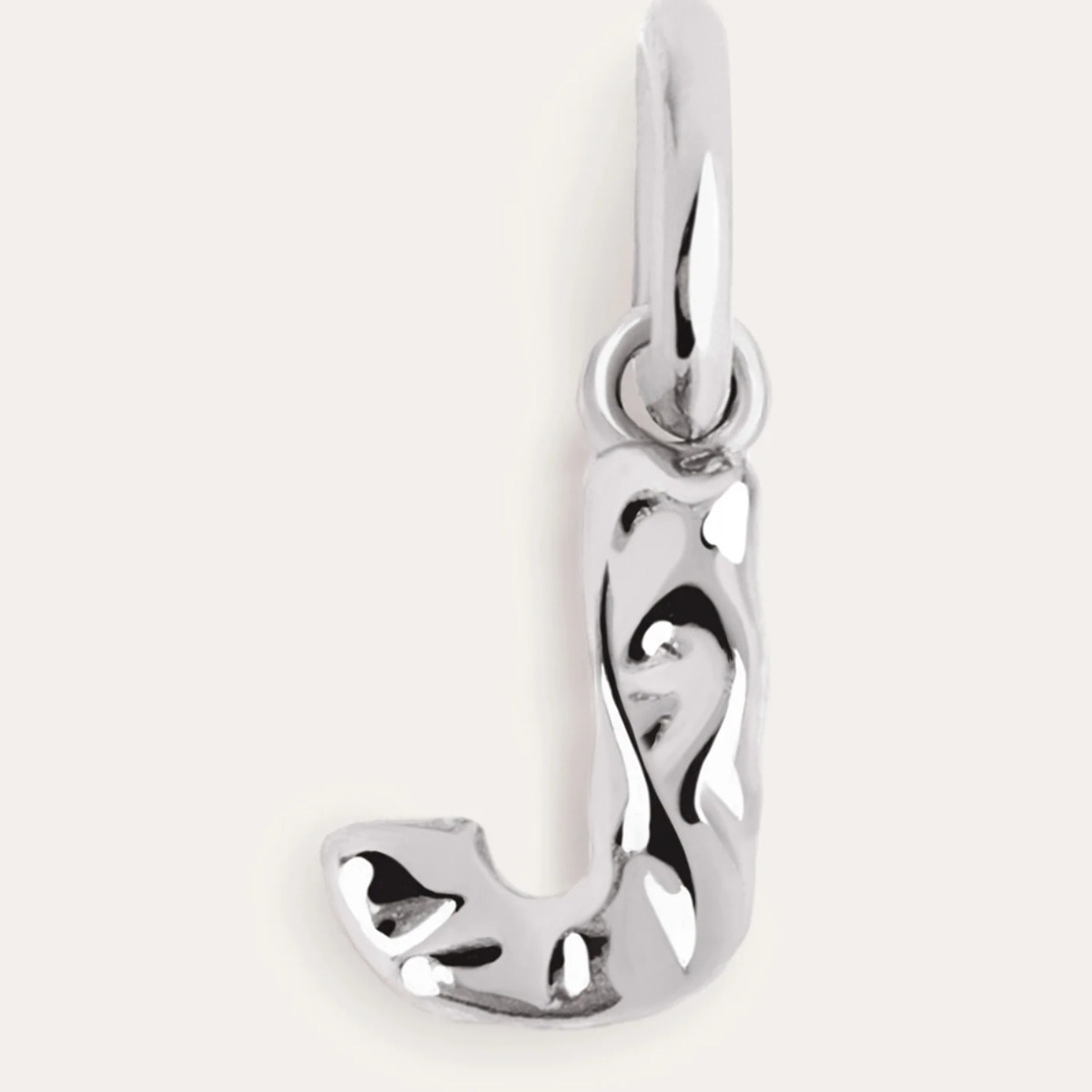 Charm Letter Organic in Argento
