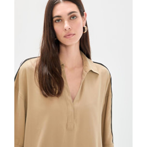 Abito camicia con scollatura aperta