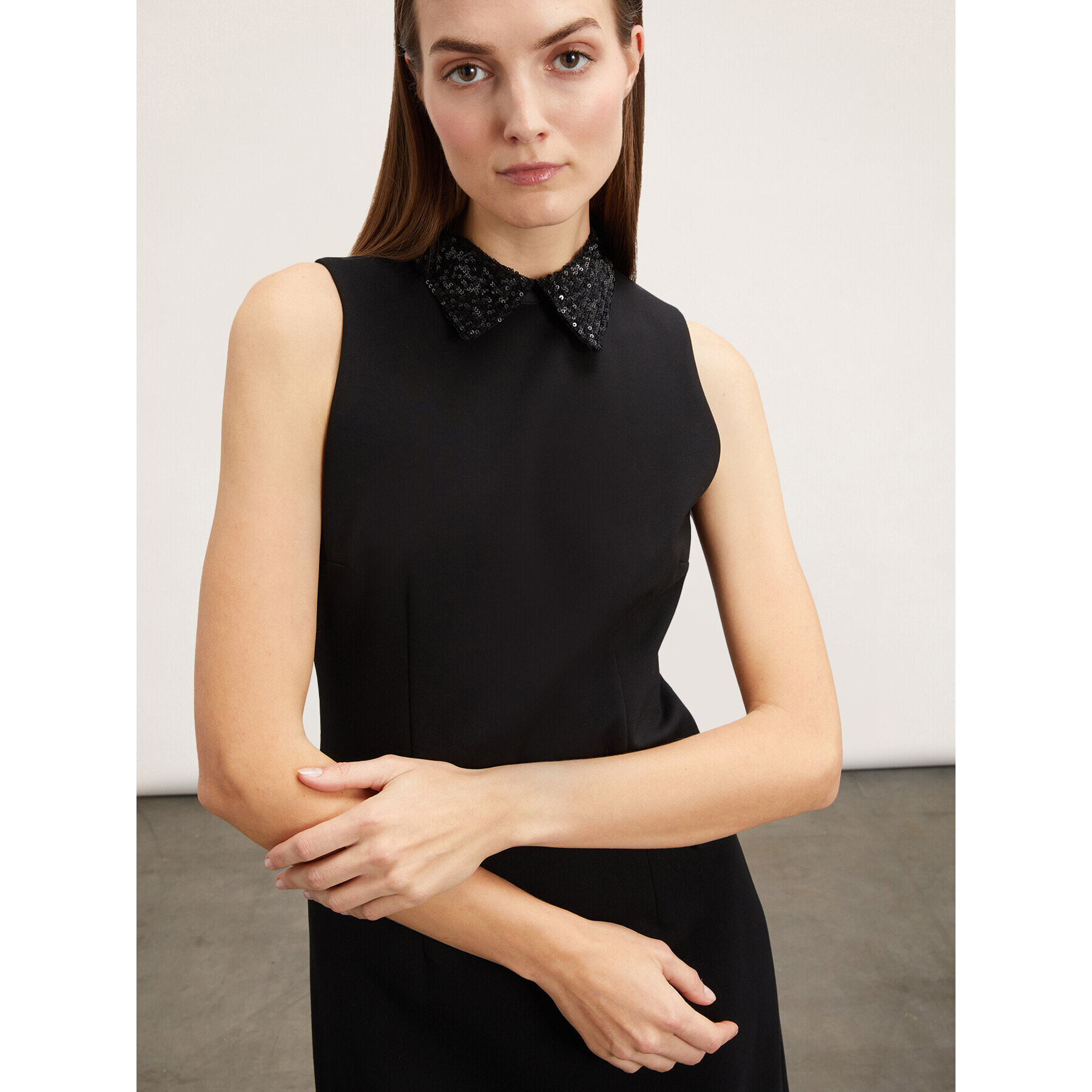 Motivi - Vestido de tubo con cuello bordado - Negro