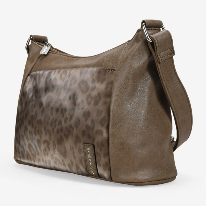 Bolso bandolera marrón con bolsillo con grabado de leopardo