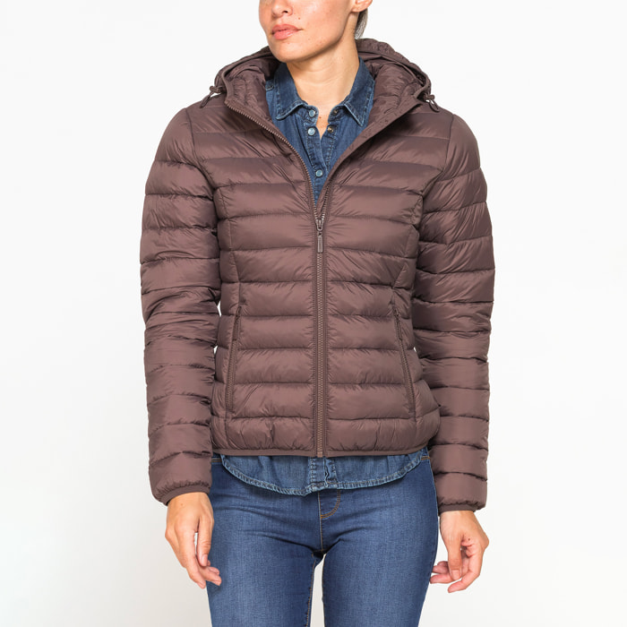 GIUBBOTTO RESISTENTE ALLA PIOGGIA CON IMBOTTITURA ULTRA LEGGERA. Vestibilità regolare.