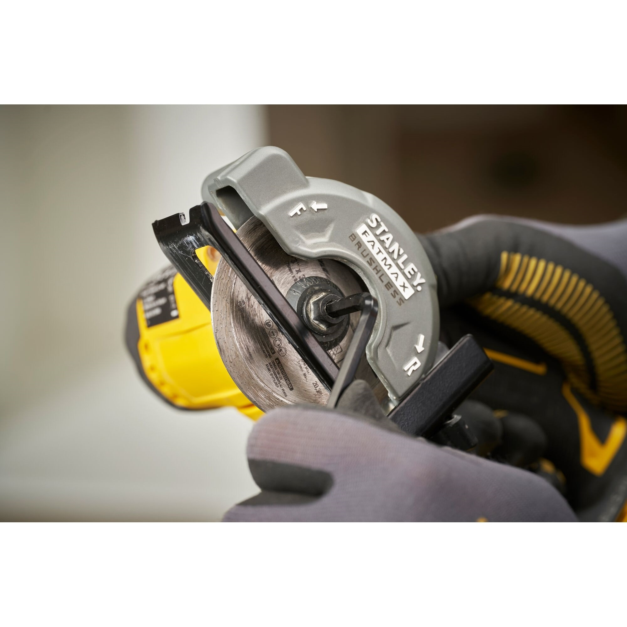 STANLEY FATMAX V20 Mini-Scie Circulaire 75 mm Brushless 18V Sans Batterie SFMCM300B-XJ