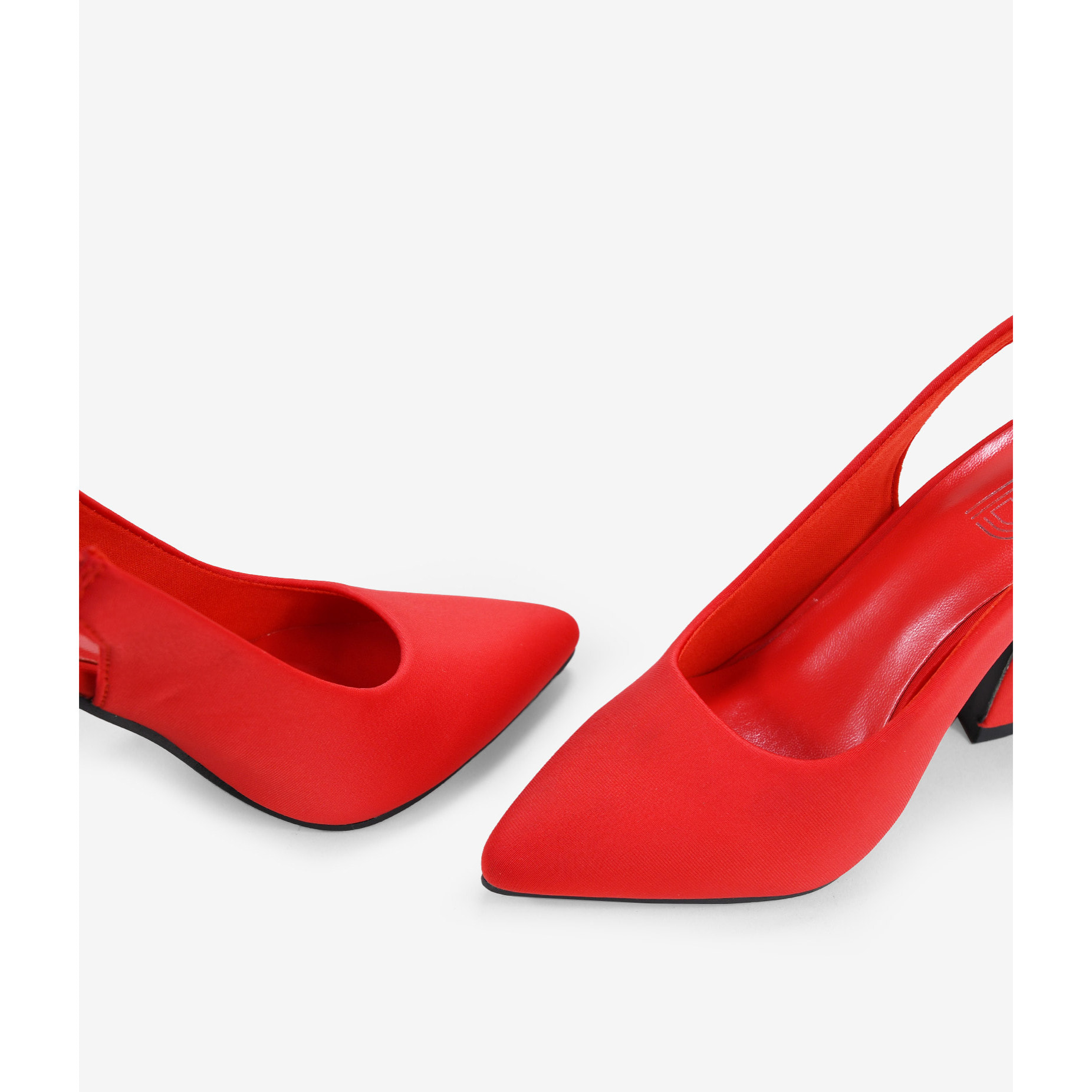 Zapatos de tacón acampanado rojos