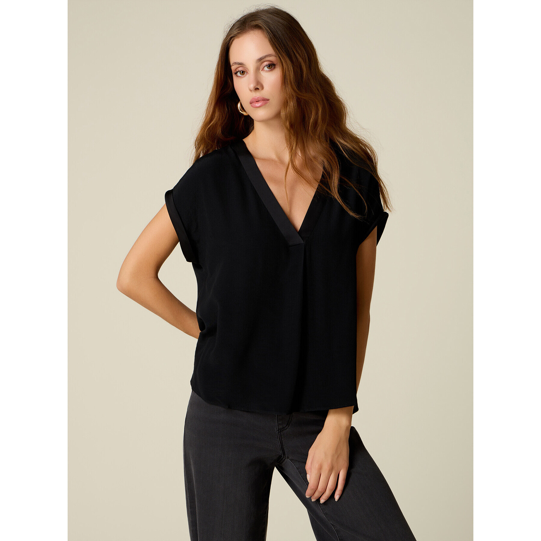 Oltre - Blusa in viscosa crêpe con scollo a V - Nero