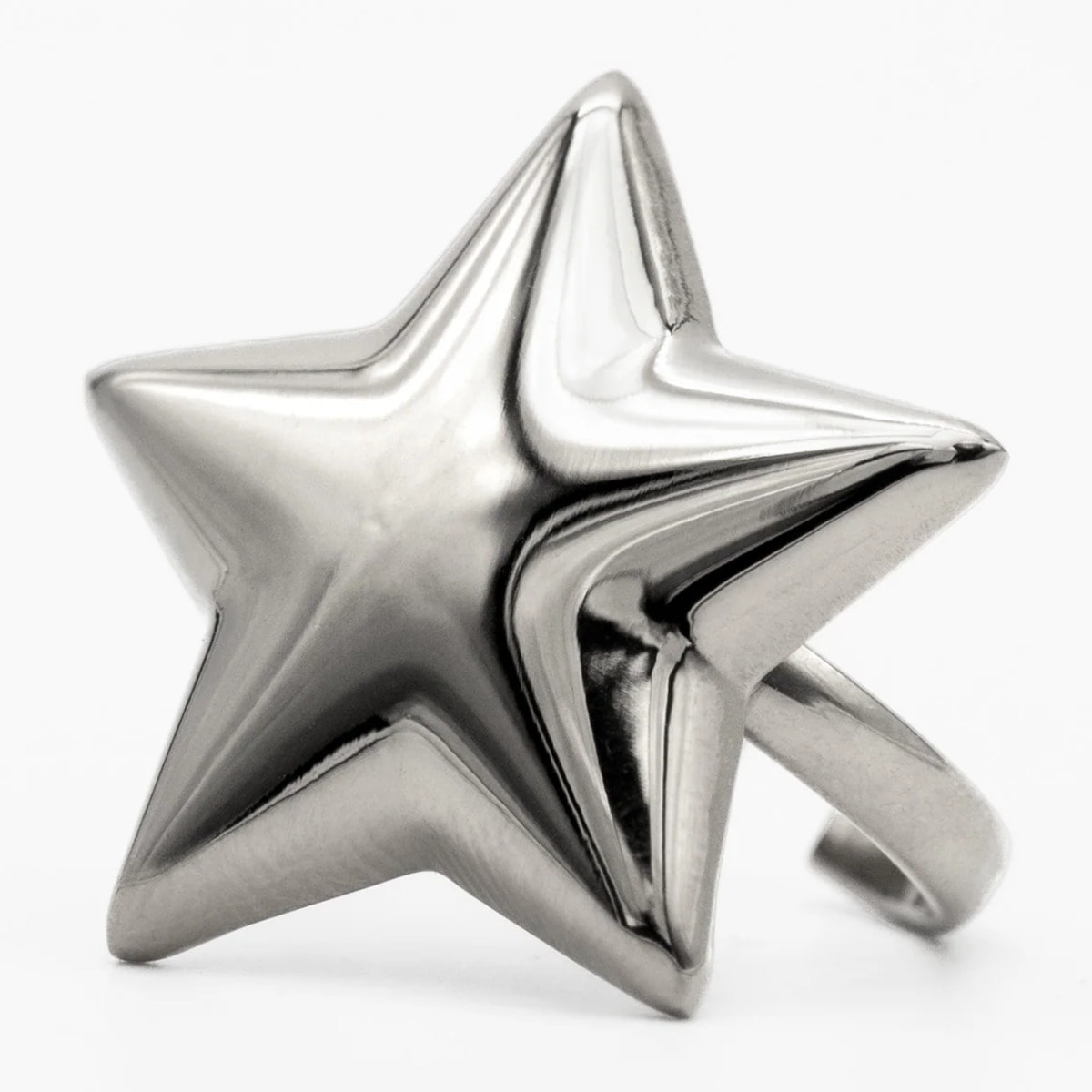 Anillo de mujer con forma de estrella.